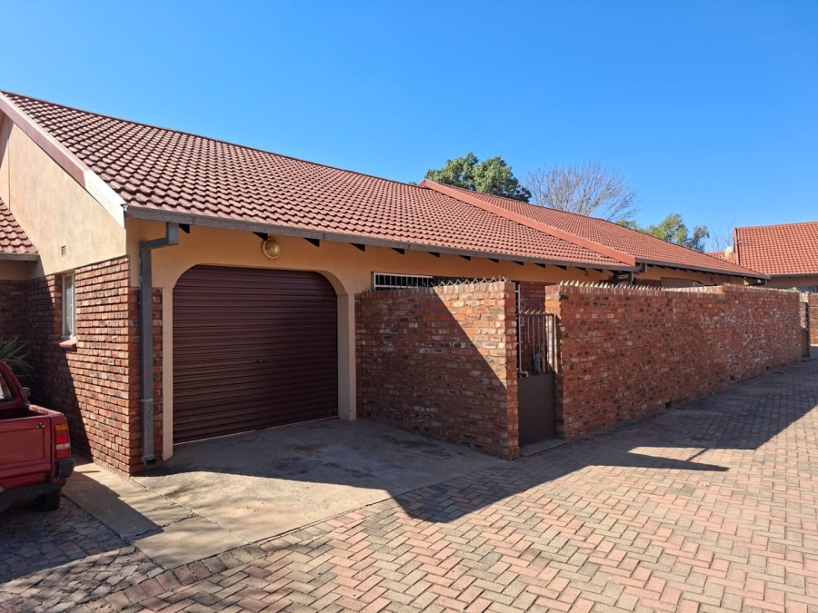 To Let 2 Bedroom Property for Rent in Meiringspark North West